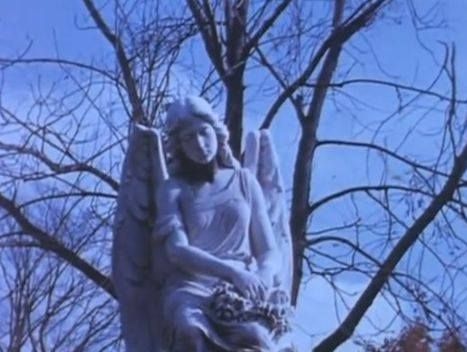 Estatua de un ángel en una fotografía azulada